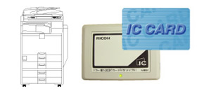 利用者登録されたICカードを複合機側のICカードリーダーにかざし、認証します。