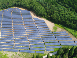 画像：遊休土地を活用して太陽光発電を実施。エネルギーの地産地消で住民サービスを支える。