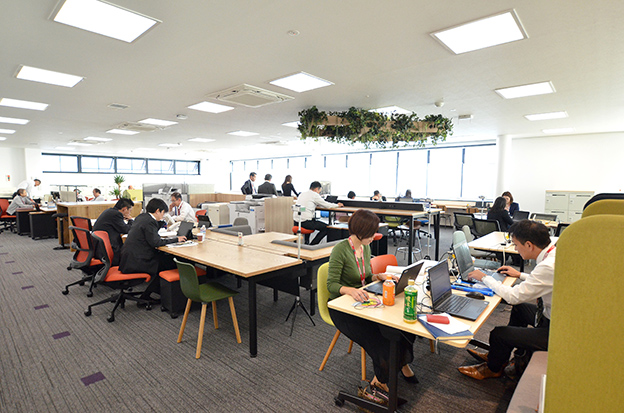 画像：ViCreA 岐阜のオフィス。職種を問わず全従業員のフリーアドレスを実現しています。